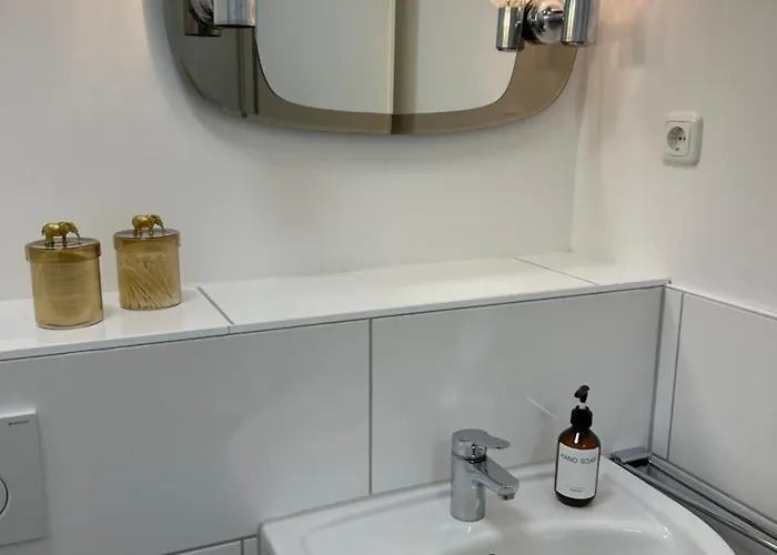 35 Qm Großes Mit Eigenem Badezimmer In Den Elbvororten