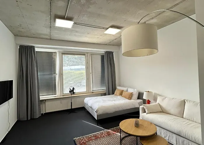 35 Qm Großes Mit Eigenem Badezimmer In Den Elbvororten Hamburg