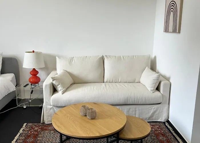35 Qm Großes Mit Eigenem Badezimmer In Den Elbvororten Hamburg